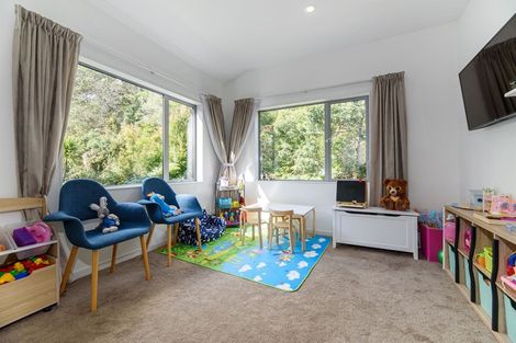 Photo of property in 6b Cronin Place, Beach Haven, Auckland, 0626