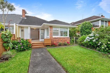 Photo of property in 1/5 Dudding Avenue, Northcote, Auckland, 0627