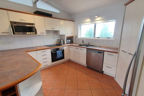 Photo of property in 2/42 Knightsbridge Drive, Forrest Hill, Auckland, 0620