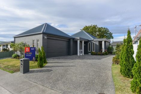 Photo of property in 2 Queens Walk, Taradale, Napier, 4112