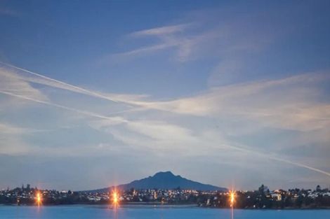 Photo of property in 2/123 Queen Street, Northcote Point, Auckland, 0627