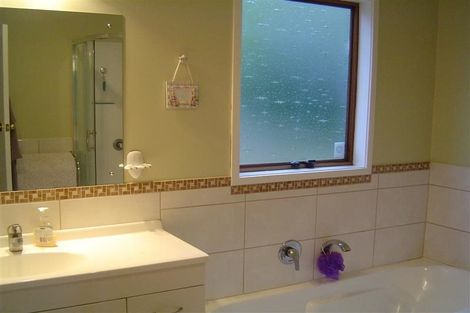 Photo of property in 28 King Richard Place, Browns Bay, Auckland, 0630