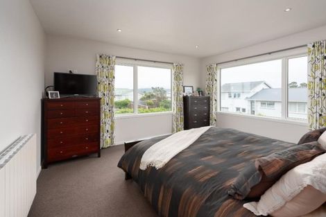 Photo of property in 21 Cheyne Walk, Newlands, Wellington, 6037