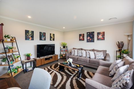 Photo of property in 71 Johnstone Drive, Fitzherbert, Palmerston North, 4410