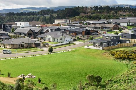 Photo of property in 37 Vaucluse Heights, Fitzherbert, Palmerston North, 4410