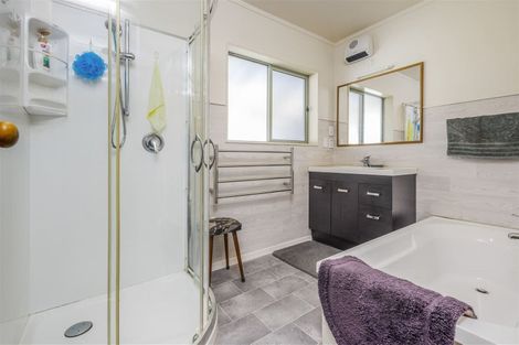 Photo of property in 63 Howard Road, Orere Point, Papakura, 2585