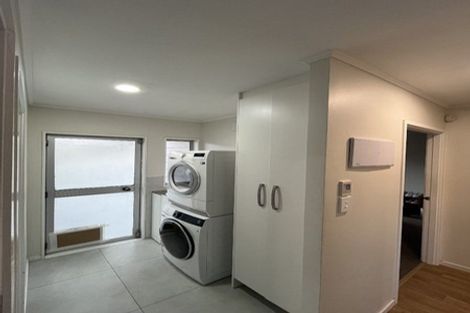 Photo of property in 2/17 Lambrown Drive, Totara Vale, Auckland, 0629