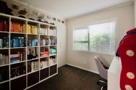 Photo of property in 2a Taipari Road, Te Atatu Peninsula, Auckland, 0610