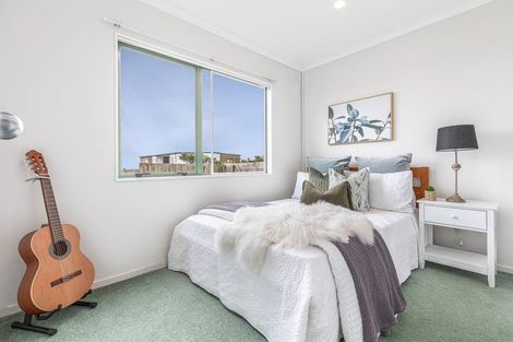 Photo of property in 2/555 Glenfield Road, Glenfield, Auckland, 0629