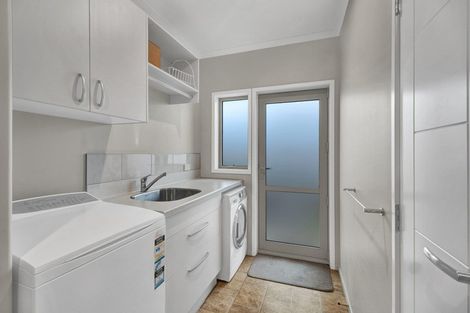 Photo of property in 2 Manurau Crescent, Merrilands, New Plymouth, 4312