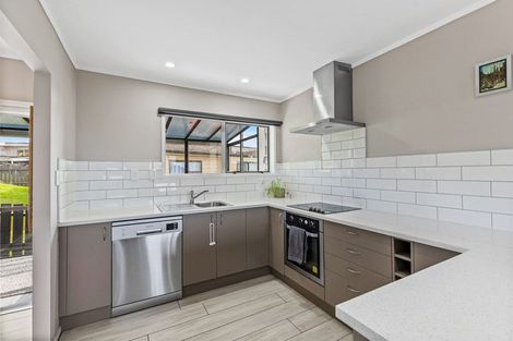 Photo of property in 2/2 Forsythe Place, Massey, Auckland, 0614