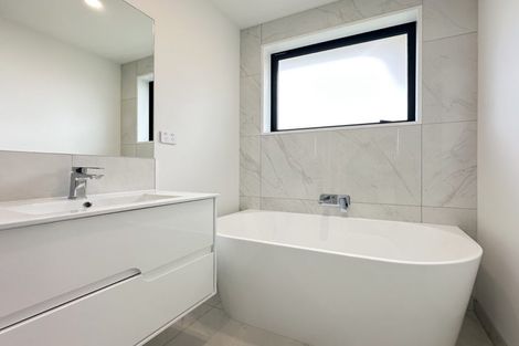 Photo of property in 33 Akoranga Place, Hornby, Christchurch, 8042