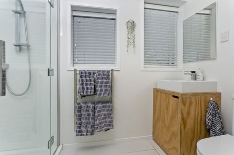 Photo of property in 2/949 Beach Road, Torbay, Auckland, 0630