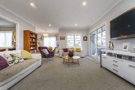 Photo of property in 124 Johnstone Drive, Fitzherbert, Palmerston North, 4410