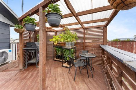 Photo of property in 28 Leander Place, Milson, Palmerston North, 4414