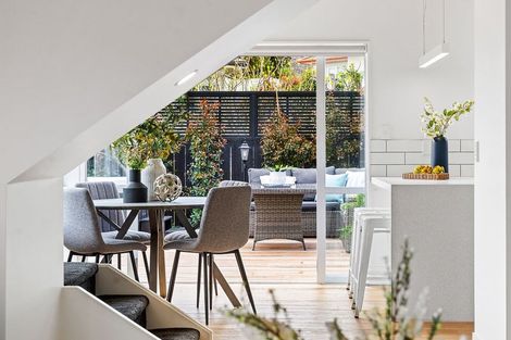 Photo of property in 2/7 Seine Road, Forrest Hill, Auckland, 0620