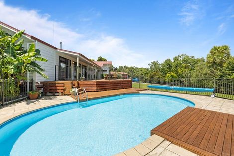 Photo of property in 132 Motu Road, Kumeu, 0891