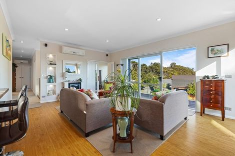 Photo of property in 127 Whangaparaoa Road, Red Beach, 0932