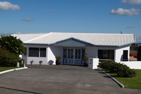 Photo of property in 14 The Green, Golflands, Auckland, 2013