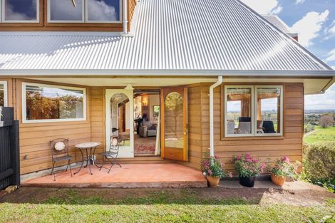 Photo of property in 96 Clifton Terrace, Fitzherbert, Palmerston North, 4410