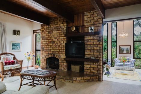 Photo of property in 11 Chelverton Terrace, Red Beach, 0932