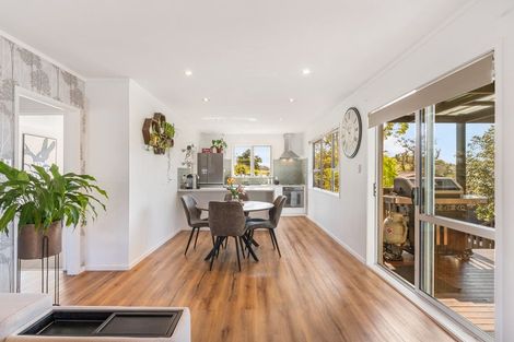 Photo of property in 18 Grassmere Road, Henderson Valley, Auckland, 0612