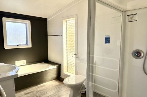 Photo of property in 10 Black Rock Road, Newlands, Wellington, 6037