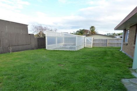 Photo of property in 17a Edgewater Parade, Waiuku, 2123