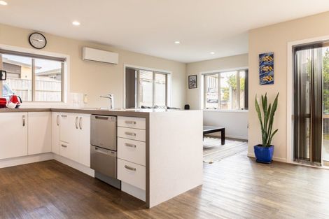 Photo of property in 28 Simpson Crescent, Raumati Beach, Paraparaumu, 5032