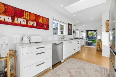 Photo of property in 70 Selwyn Crescent, Forrest Hill, Auckland, 0620