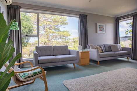 Photo of property in 8 Halcombe Place, Green Bay, Auckland, 0604