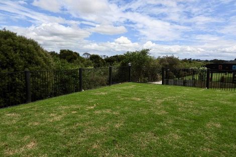 Photo of property in 35 Tahuna Minhinnick Drive, Glenbrook, 2681