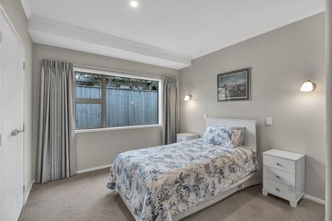 Photo of property in 2 Manurau Crescent, Merrilands, New Plymouth, 4312