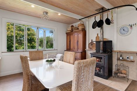 Photo of property in 723 Waitakere Road, Kumeu, 0891