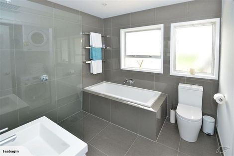 Photo of property in 28 Totaravale Drive, Totara Vale, Auckland, 0629