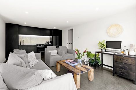 Photo of property in 8 Spring Hill Road, Kelvin Heights, Queenstown, 9300