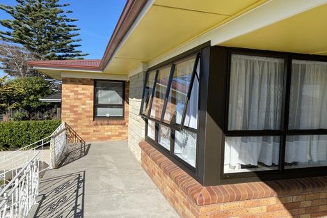 Photo of property in 10 Renwick Street, Papakura, 2110