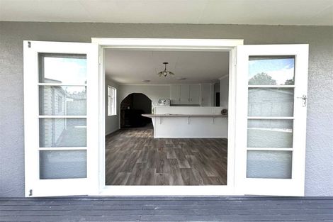 Photo of property in 4 Mokau Place, Terrace End, Palmerston North, 4410