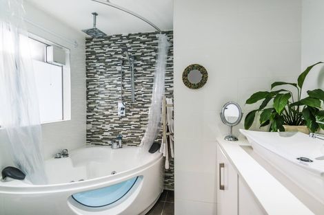 Photo of property in 1/7 Alston Avenue, Kelston, Auckland, 0602