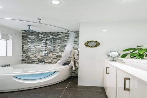 Photo of property in 1/7 Alston Avenue, Kelston, Auckland, 0602