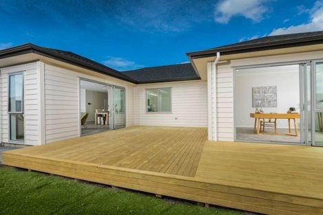 Photo of property in 16 Gilbransen Road, Kumeu, 0810
