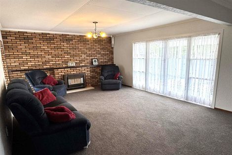 Photo of property in 4 Mokau Place, Terrace End, Palmerston North, 4410