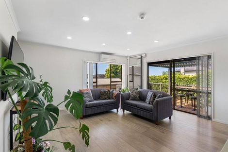 Photo of property in 2/36 Browns Bay Road, Rothesay Bay, Auckland, 0630