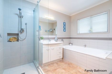 Photo of property in 12 Ngatiti Place, One Tree Point, 0118