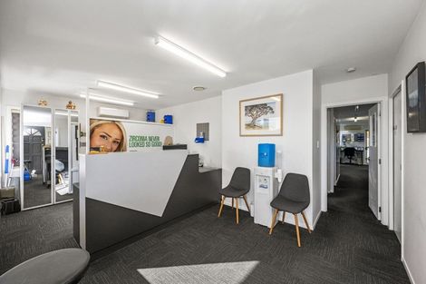 Photo of property in 154 Carlisle Road, Northcross, Auckland, 0632