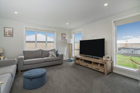 Photo of property in 7 Ronomor Place, Whitianga, 3510