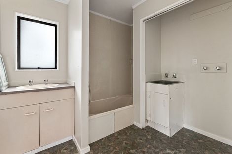 Photo of property in 2/92 Target Road, Totara Vale, Auckland, 0629