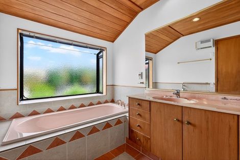 Photo of property in 2/50 Masterton Road, Rothesay Bay, Auckland, 0630