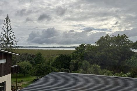 Photo of property in 60 Rewarewa Road, Te Atatu Peninsula, Auckland, 0610