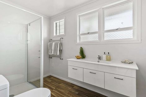 Photo of property in 2/111 Hobsonville Road, West Harbour, Auckland, 0618